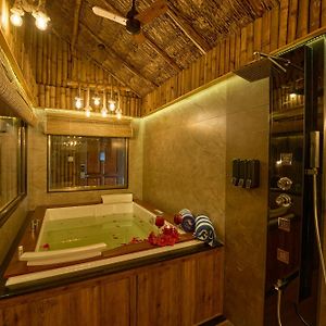 Lux jacuzzi cottage balcony